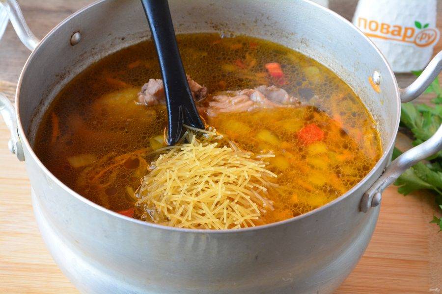 Всыпьте в суп овощную зажарку и добавьте вермишель. Перемешайте суп и варите 3 минуты.