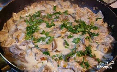 Зелень моем и мелко нарезаем, добавляем к грибам в соусе и выключаем огонь под сковородой.