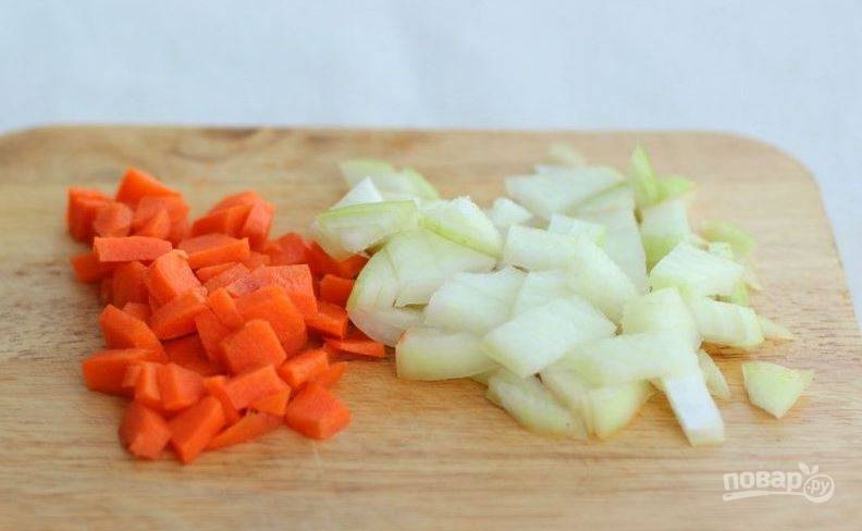 Лук и морковь почистите, вымойте и обсушите. Нарежьте овощи кусочками небольшого и одинакового размера. 