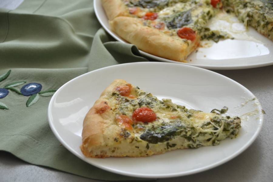 Пицца с зеленью и сыром