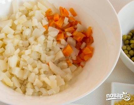 Нарезаем кубиками картофель и морковь.