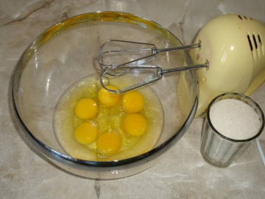 Яйца взбить с сахаром в белую пену.