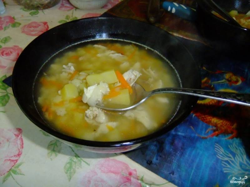 Готовому легкому куриному супу дайте настоятся минут 5-10, а затем можете подавать его к столу. Перед подачей можете украсить супчик зеленью. Приятного аппетита!