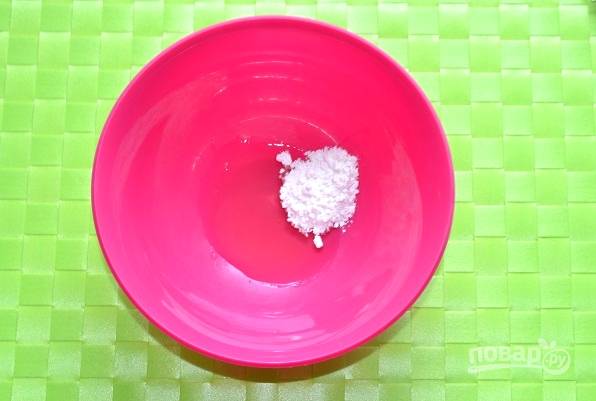 Аккуратно отделите белок и соедините его с сахарной пудрой.