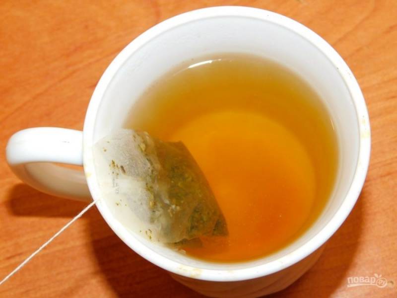 Заварите зеленый чай. Дайте настояться и остудите.