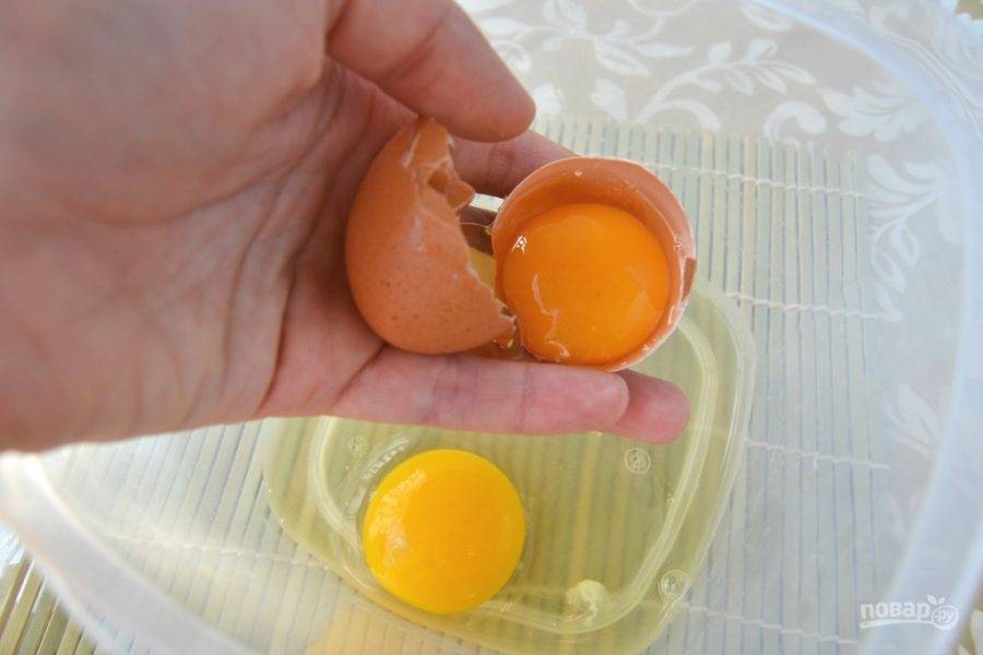 1.	В миску разбейте два куриных яйца.
