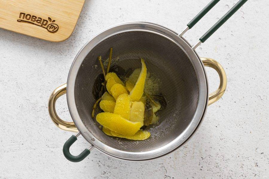 Процедите напиток. Когда он станет теплым, добавьте лимонный сок и подсластитель по вкусу.