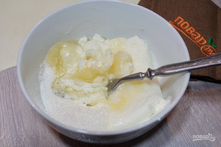 В небольшой миске смешайте товорог, белок 1 яйца и несколько ложек сахара, добавьте немного ванили. При помощи вилки смешайте все до однородности.