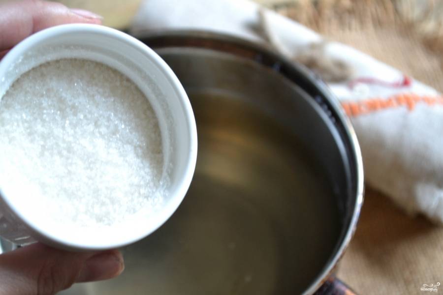 Подготовьте сироп. Для этого воду доведите до кипения, добавьте сахар, прокипятите в течение минуты и снимите с огня, добавьте корицу. 