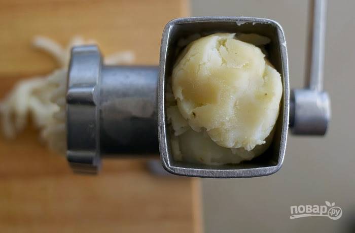 1. Для начала отварите чистый картофель в мундире до готовности. Потом остудите его и почистите.