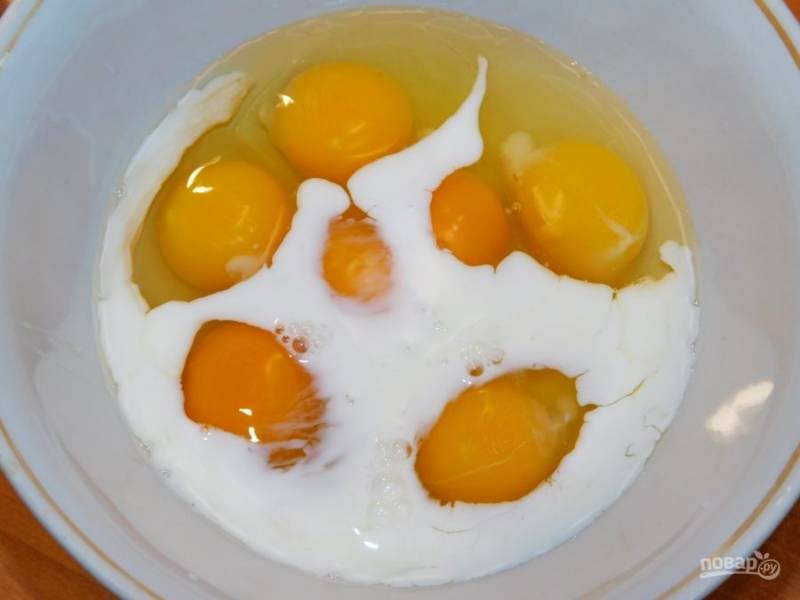 Пока хлеб жарится, смешайте в отдельной посуде яйца с молоком.