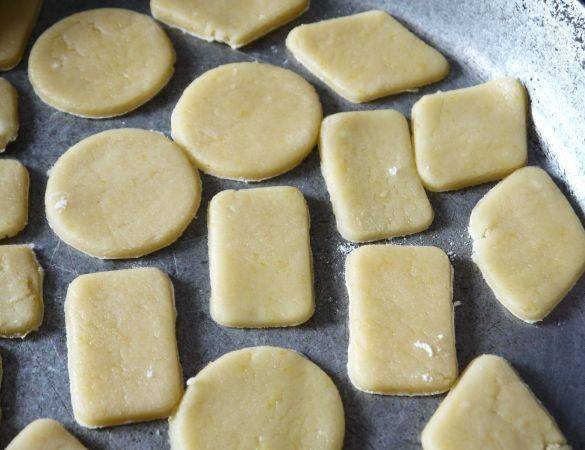 Затем вырезаем формочками печенья. Выкладываем их на противень и ставим выпекаться в разогретую до 180 градусов духовку минут на 25-30. Печенье должно зарумяниться.
