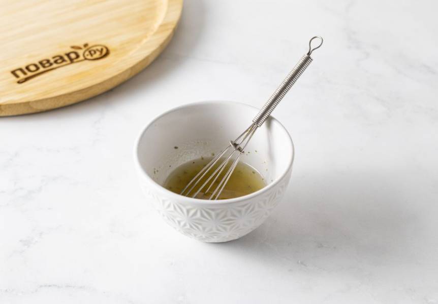 Для заправки смешайте оливковое масло с лимонным соком и сиропом топинамбура. Добавьте все специи и соль. 
