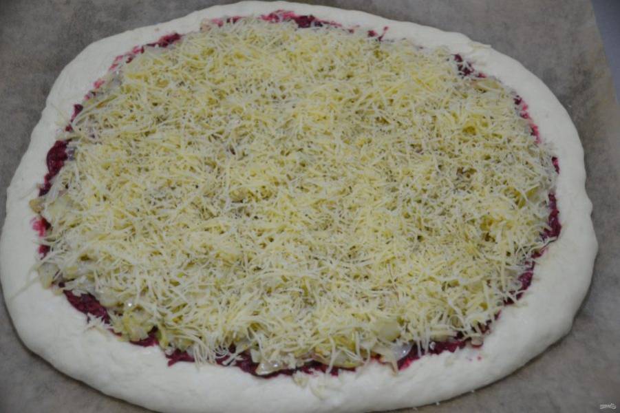 Верх пиццы посыпьте сыром, выпекайте в разогретой духовке при температуре 200-220 градусов в течение 15-20 минут. 