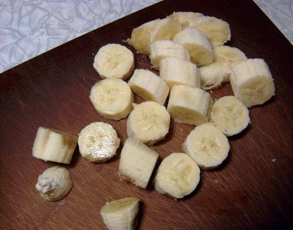 2. Банан необходимо очистить от кожуры и нарезать небольшими кусочками. Лучше всего взять более мягкий, хорошо созревший банан, чтобы он тщательно взбился и не осталось комочков. 