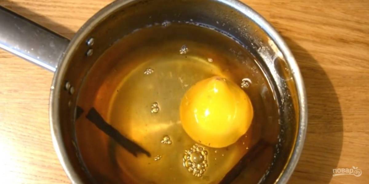 6. Добавьте ваниль, половину лимона или апельсина и снова поставьте на огонь. На небольшом огне доведите смесь до кипения и уварите сироп на 1/3. 