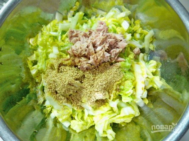 5. Отжимаю капусту от воды и перекладываю в миску, добавляю кусочки консервированного тунца. Добавляю соль и измельченный тунец. Хорошенько перемешиваю и заправляю японским соусом (который можно заменить соевым соусом, смешанным с рисовым вином).