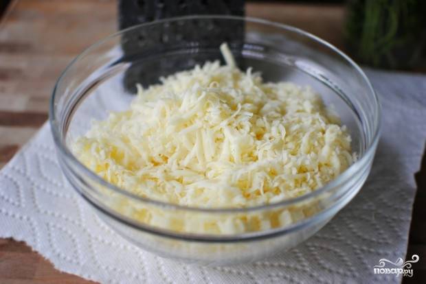 7. Пока тушится мясной, можно заняться белым соусом. Очень часто используется "Бешамель", но я предлагаю в рецепте приготовления лазаньи "Барилла" сырный. Натрите на терке моцареллу. 
