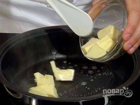 Растопите масло на сковороде.