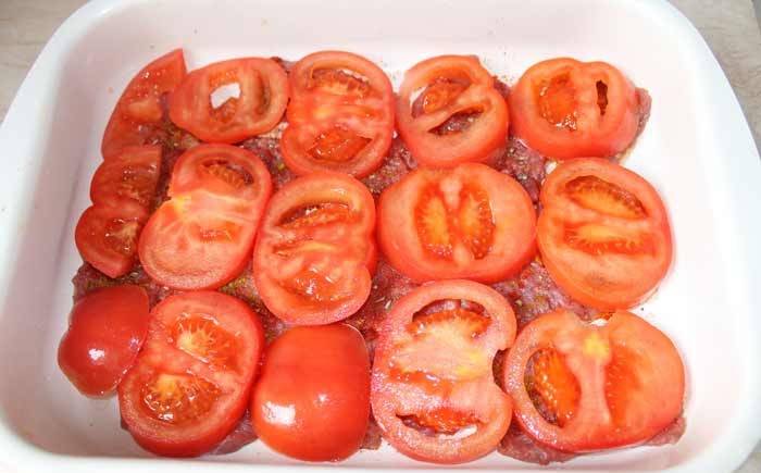3. Вымытые и нарезанные кружочками помидоры выложить сверху. Традиционно добавлять также луковицу, однако можно и упустить этот ингредиент. 