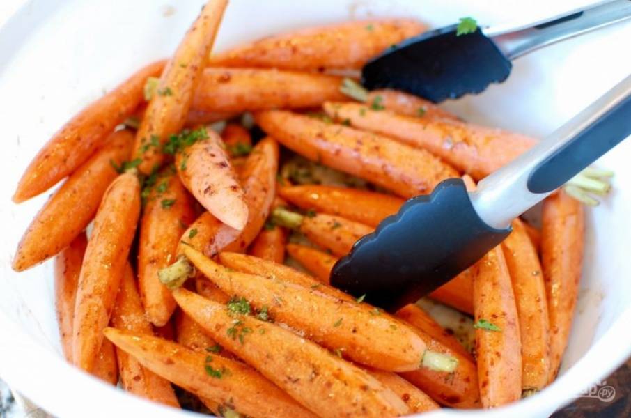 4.	Полейте смесью всю морковь и хорошенько перемешайте.