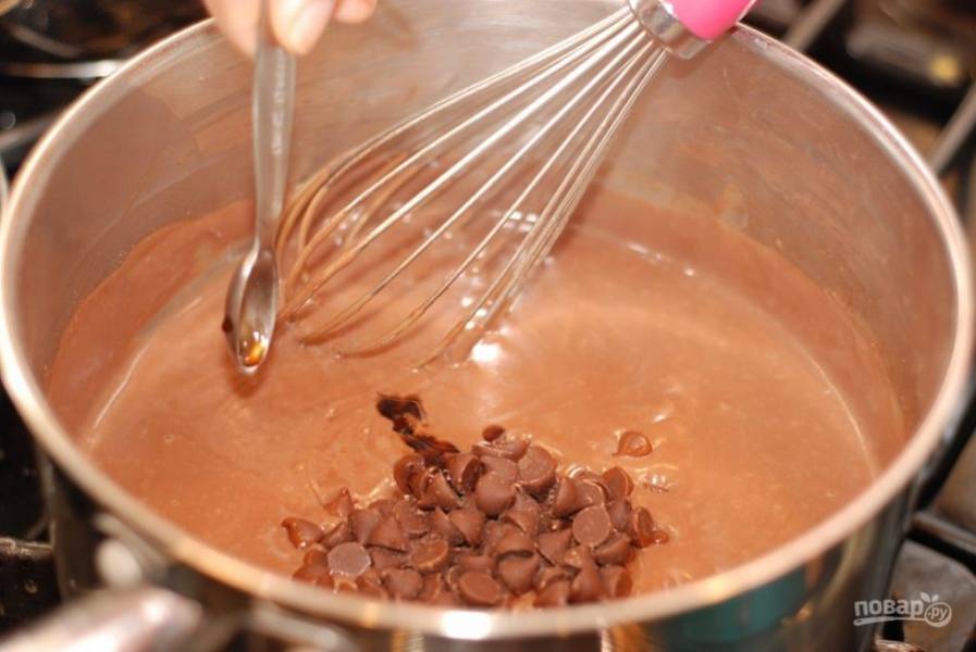 5. Добавьте в смесь шоколадные капельки и ванилин. Выключите огонь и перемешайте смесь до растворения шоколадной крошки.