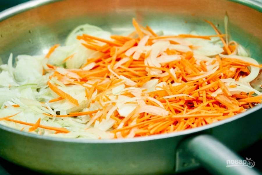 8.	Чищу и мою луковицу, нарезаю полукольцами, а затем чищу и мою морковь и измельчаю ее на крупной терке. Обжариваю овощи на разогретой сковороде с добавлением подсолнечного масла.