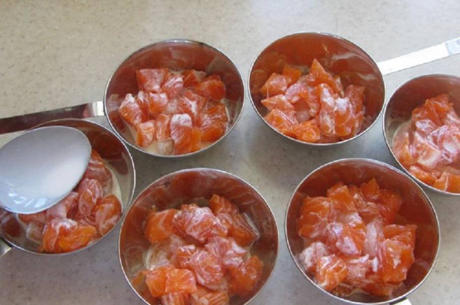 3. Покрываем креветки слоем сливок (или сметаны), а сверху выкладываем нарезанный лосось. Теперь снова заливаем сливками, солим и перчим по вкусу.