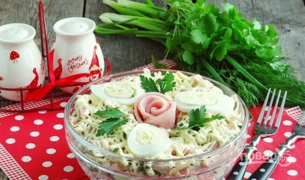 Полезные свойства САЛАТ С ВЕТЧИНОЙ, ПОМИДОРАМИ, КУКУРУЗОЙ И СЫРОМ, 100