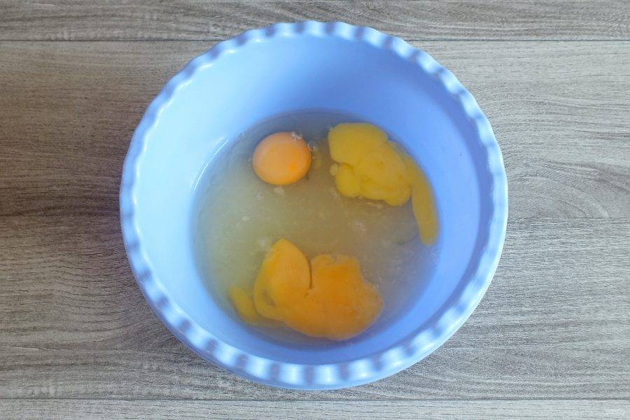 В чаше соедините яйца, воду и сахар. Взбейте до растворения сахара.