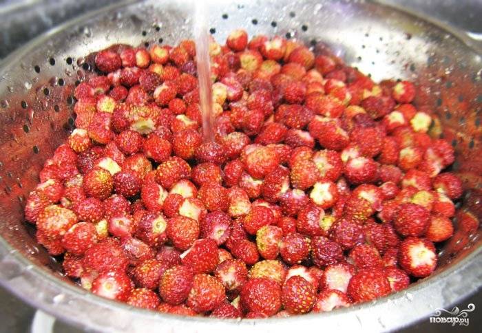 1. Один из самых длительных процессов - это перебрать и очистить от хвостиков ягоды. Вымойте их как следует и откиньте на дуршлаг, чтобы вся лишняя жидкость стекла. 