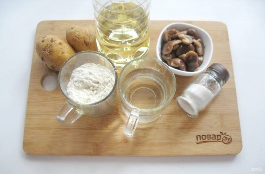 Подготовьте ингредиенты для приготовления вареников с картошкой и солеными груздями.