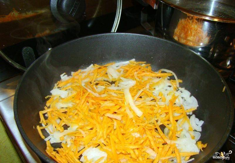 2. Лук и морковь обжарьте на подсолнечном масле, в конце жарки добавьте муку, прогрейте все вместе еще минуту.