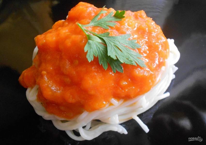 Спагетти в ярком овощном соусе