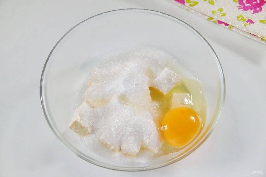 2. Нарежьте маргарин кубиками и сложите в глубокую миску. Добавьте сахар, соль, соду и яйцо.
