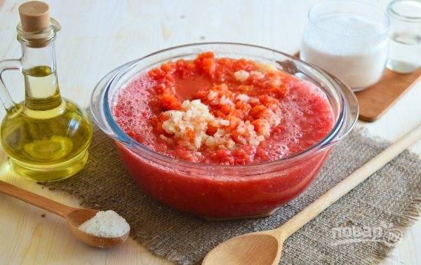 Попустите овощи через мясорубку несколько раз или воспользуйтесь блендером.