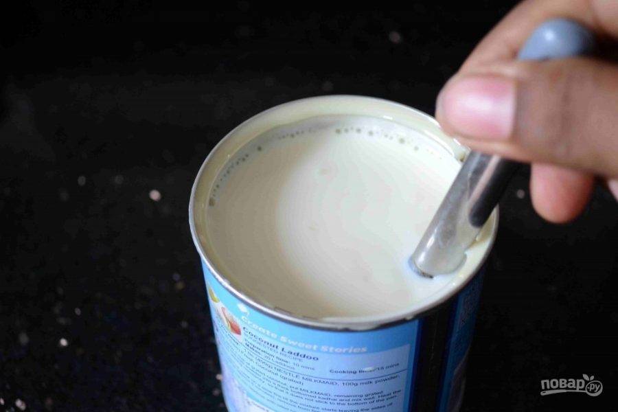 5.	В банку сгущенного молока влейте обычное молоко, добавьте к нему укус и хорошенько перемешайте. Спустя 5 минут молоко свернется.