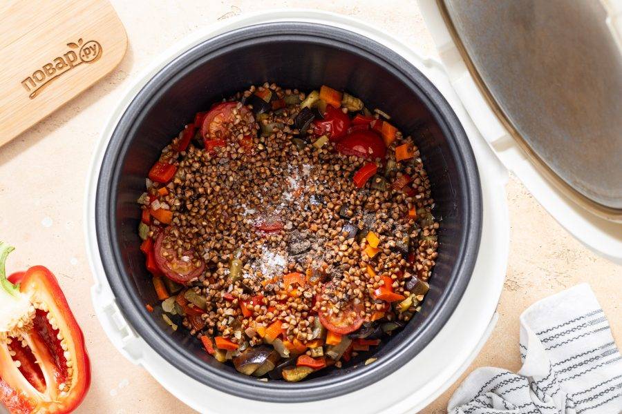 Добавьте гречневую крупу. Посолите и поперчите по вкусу.