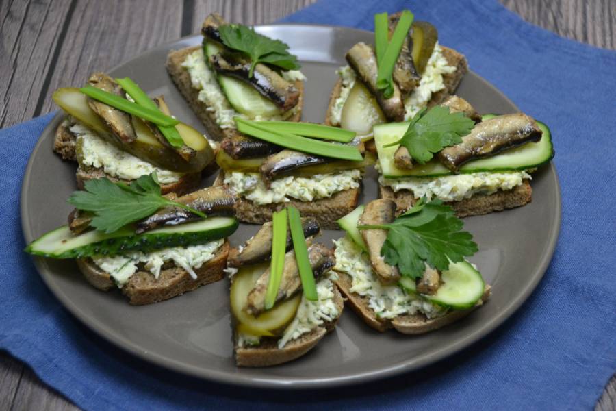 Бутерброды со шпротами – очень вкусный и простой рецепт