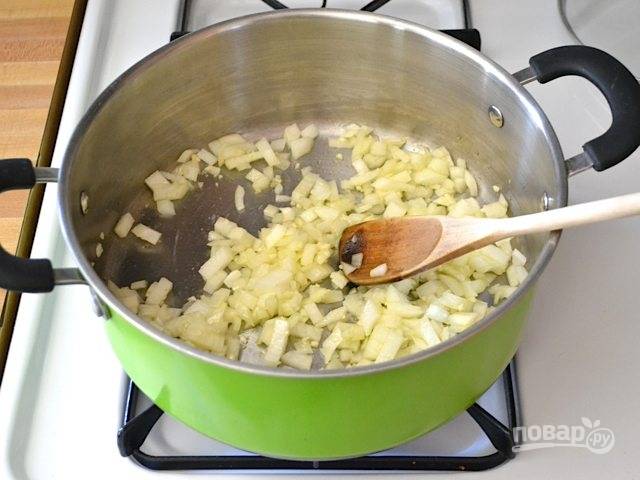 1.	Нарежьте кубиками лук и мелко нарежьте чеснок. Разогрейте растительное масло в кастрюле и выложите лук, готовьте его 3-5 минут, затем добавьте чеснок.