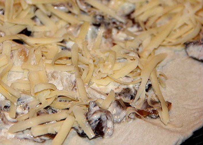 На лаваше разложите жульен и обильно посыпьте тертым сыром. 