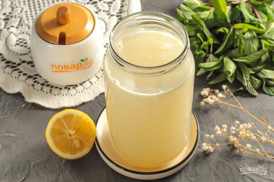 Выложите лимонную цедру и влейте сок. Добавьте теплую отфильтрованную или кипяченую воду, температурой не выше 25-30 градусов. Аккуратно перемешайте.