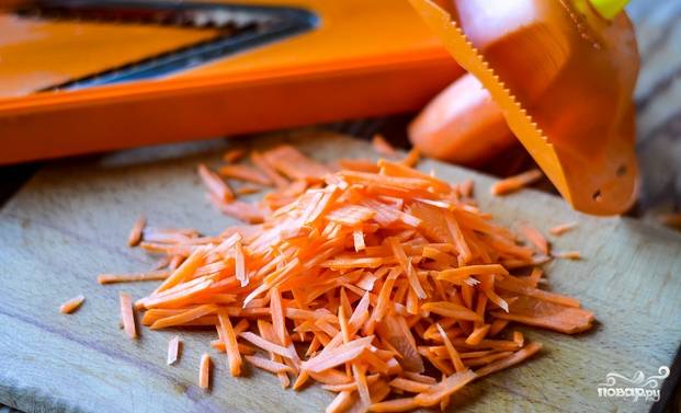 Морковь очистите от верхнего слоя и натрите на крупной терке.