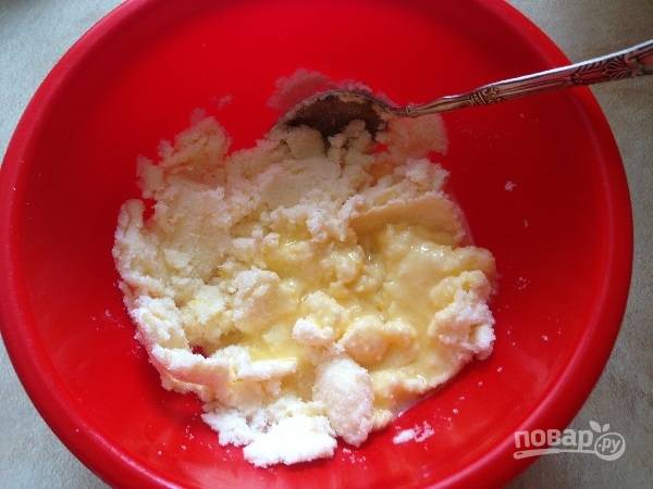 3. В масляно-сахарную смесь добавим молочно-яичную и перемешаем.