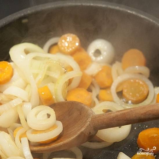 Слегка поджариваем лук и морковь на оливковом масле. Если хотите идеально полезный суп - этот шаг пропустите.