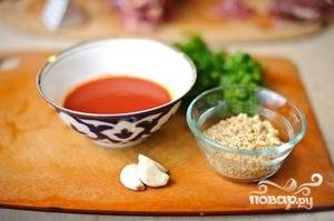 Приготовьте ингредиенты для томатного соуса.