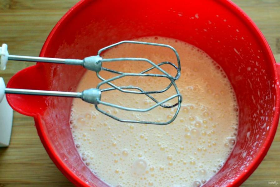 Для теста взбейте яйца с сахаром до плотной пышной пены – минуты три, не меньше.   Не переставая взбивать, влейте тонкой струйкой масло. Затем добавьте сметану и не перемешивайте.