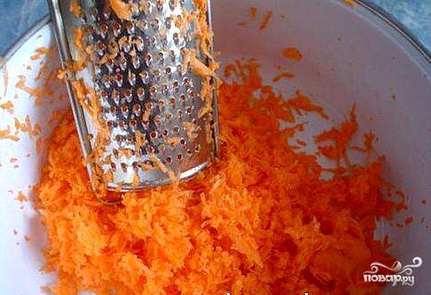 Морковь почистим и потрем на крупной терке.
