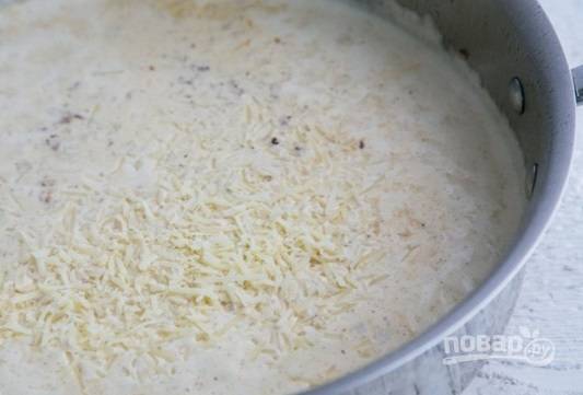 7. В горячий соус добавьте тертый на мелкой терке сыр.