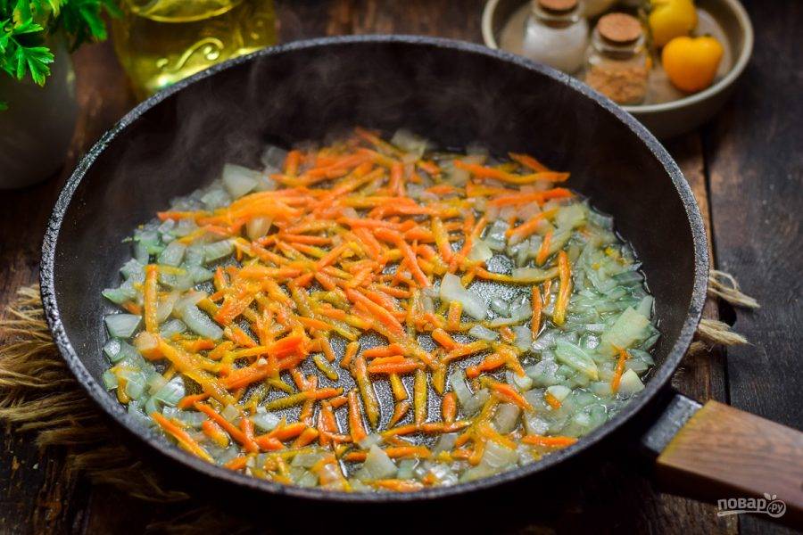 Морковь и лук переложите в сковороду, добавьте немного воды, тушите овощи 4-5 минут.